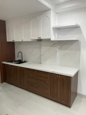 Tủ Bếp Nhựa Ecoplast Tân Cổ Điển Phối Vân Gỗ Óc Chó Và Trắng Cao Cấp | QL Home