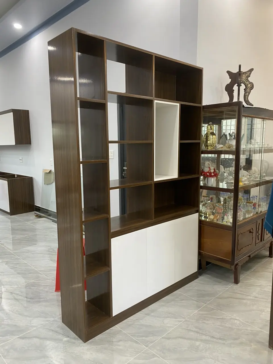 Vách Ngăn Trang Trí Nhựa Ecoplast Kết Hợp Kệ Trưng Bày Hiện Đại | QL Home