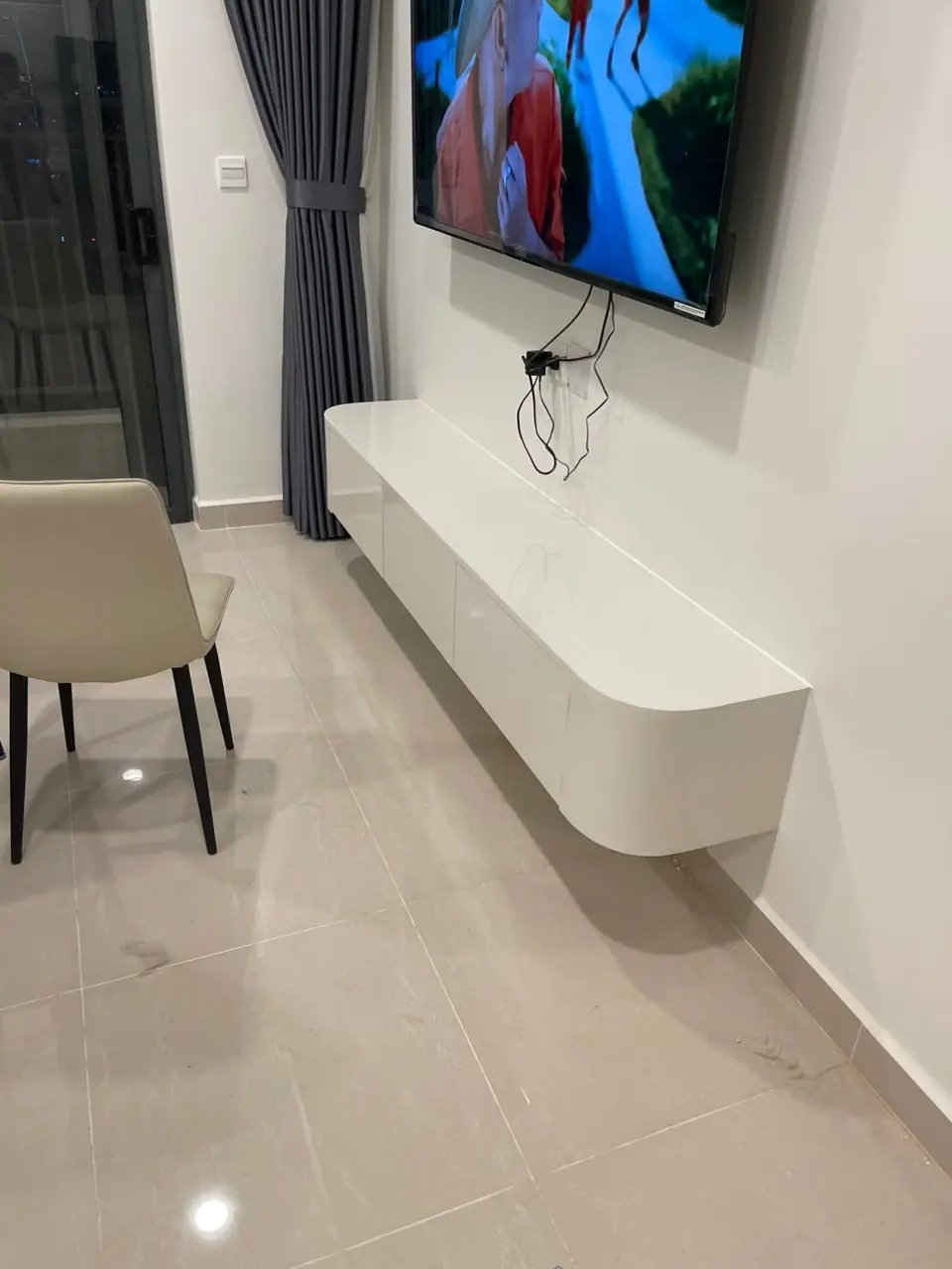 Kệ Tivi Treo Tường Bo Góc Hiện Đại – Màu Trắng Bóng Cao CấpKệ Tivi Treo Tường Bo Góc Hiện Đại – Màu Trắng Bóng Cao Cấp