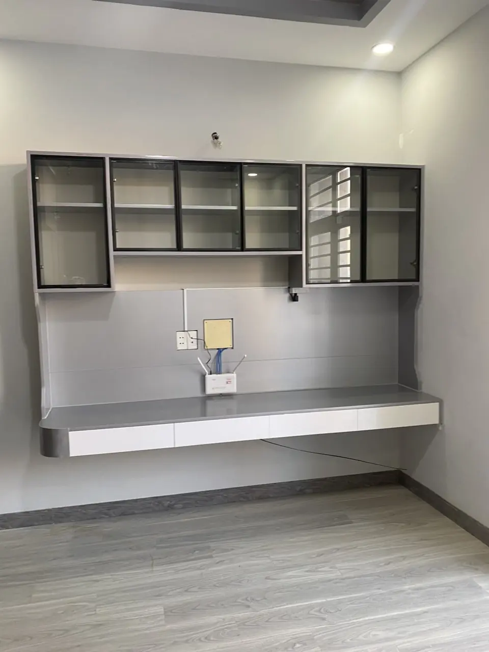 Kệ Trang Trí Treo Tường Nhựa Ecoplast Kết Hợp Tủ Kính Hiện Đại | QL Home
