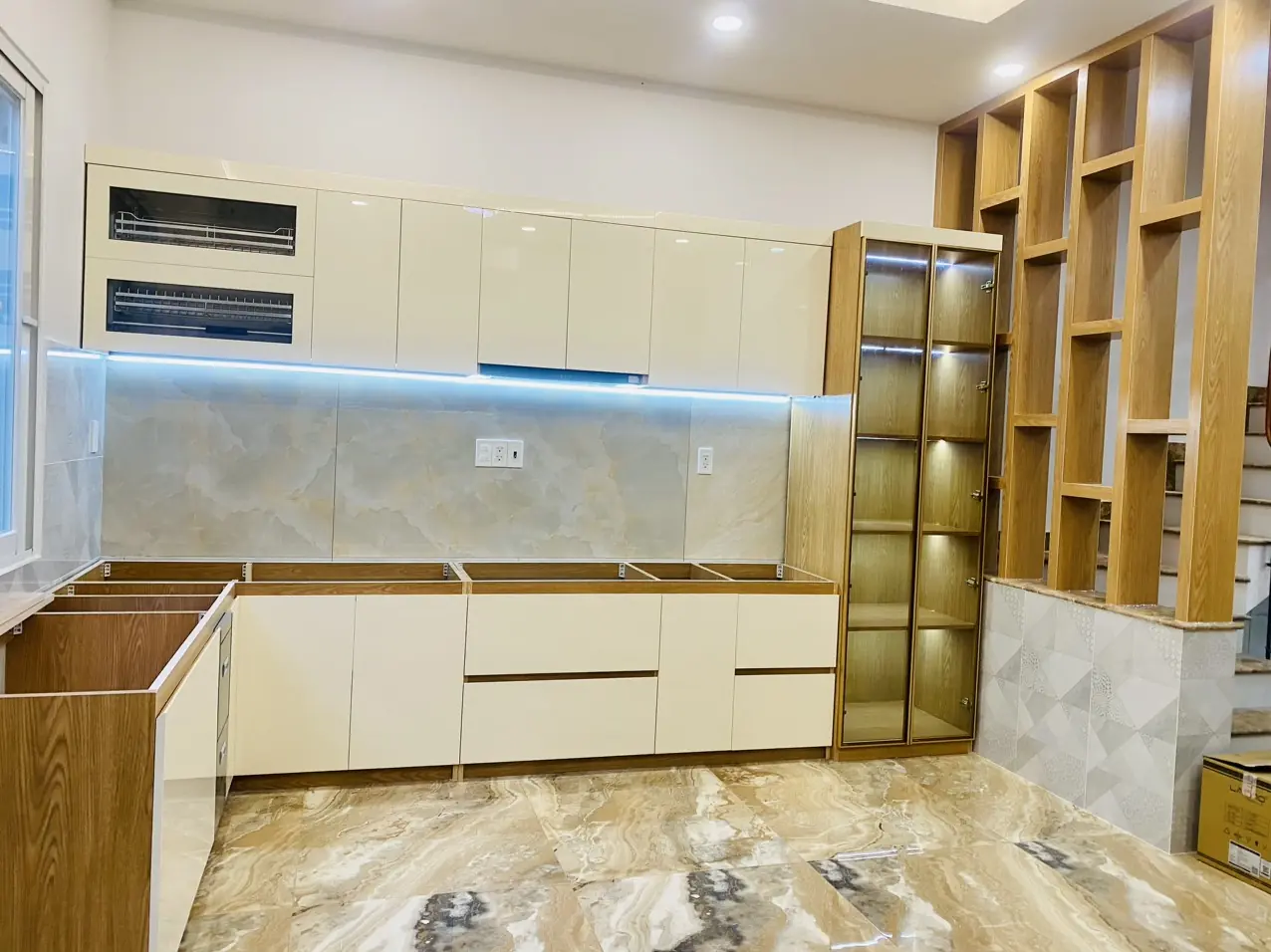 Tủ Bếp Hiện Đại Khung Ecoplast cánh Arcylic Kết Hợp Tủ Rượu Đẹp | Thi Công Nội Thất QL Home