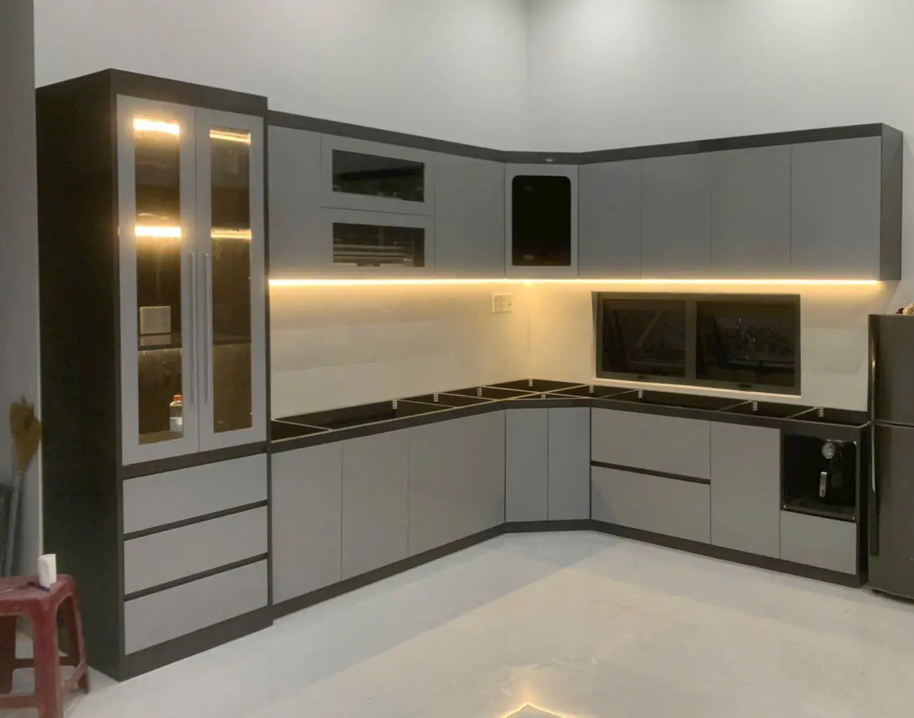 Tủ Bếp Nhựa Ecoplast Góc Kim Cương Hiện Đại Tích Hợp Đèn LED Sang Trọng | Nội Thất QL Home
