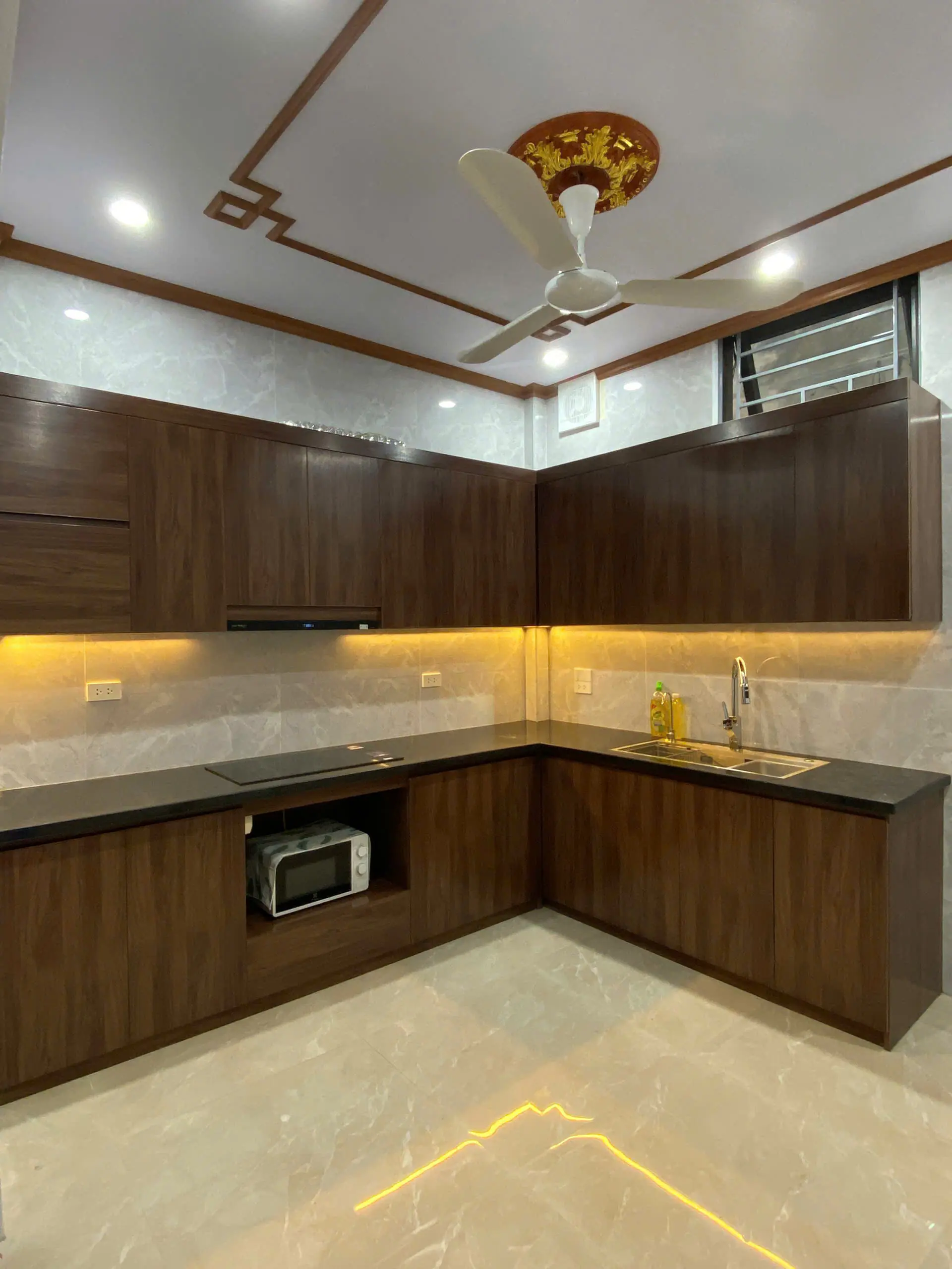 Mẫu Tủ Bếp Nhựa Ecoplast Gỗ Tông Màu Trầm Sang Trọng & Ấm Cúng | Nội Thất QL Home