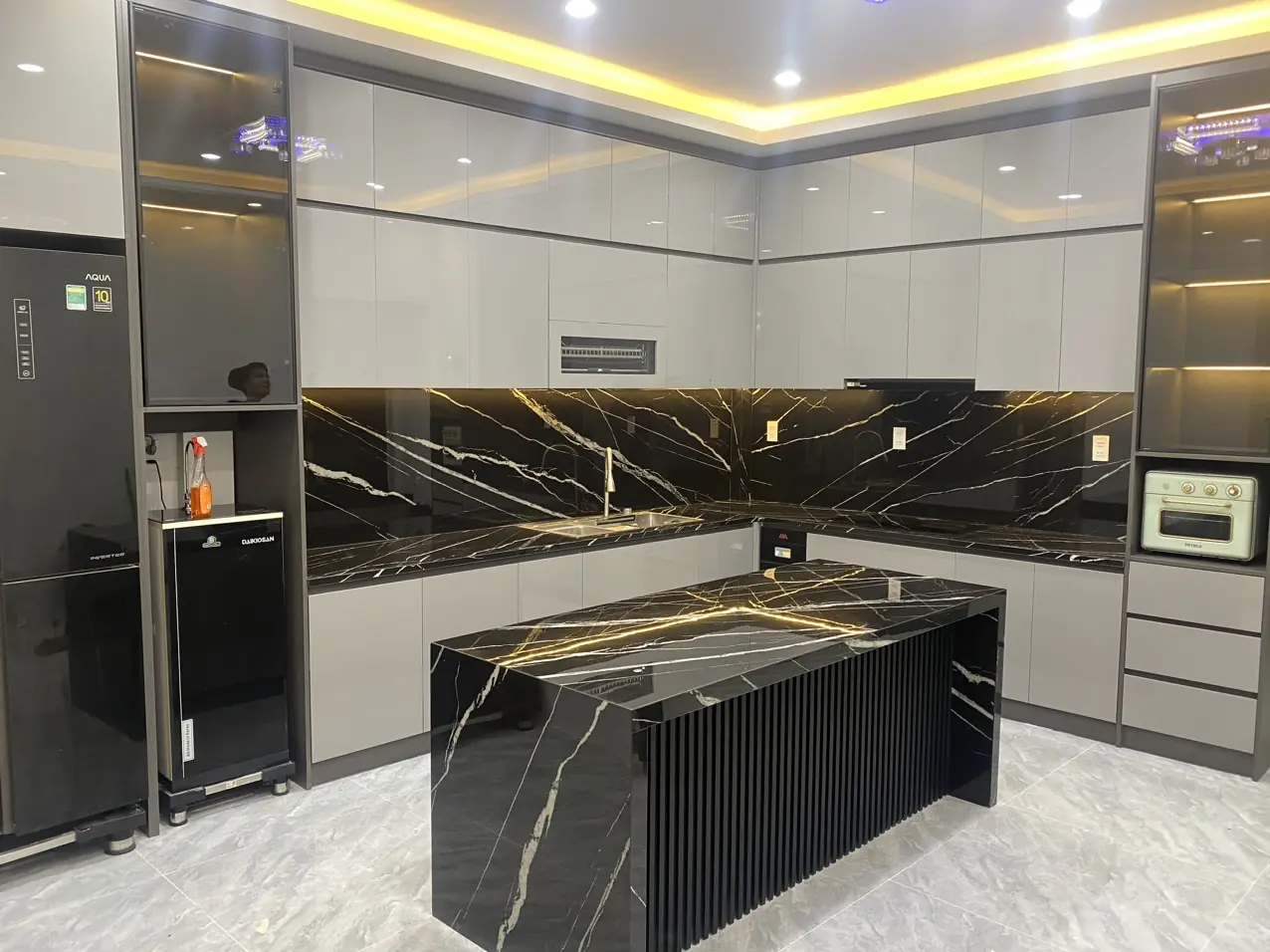 Tủ Bếp Nhựa Đặc Cánh Arcylic Hiện Đại Kết Hợp Đảo Bếp Sang Trọng | Nội Thất QL Home
