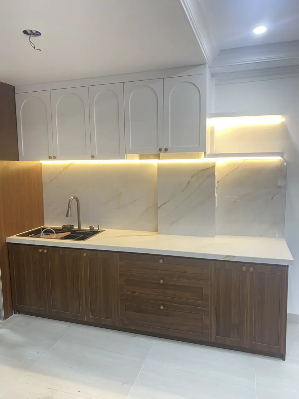 Tủ Bếp Nhựa Ecoplast Tân Cổ Điển Phối Vân Gỗ Óc Chó Và Trắng Cao Cấp | QL Home