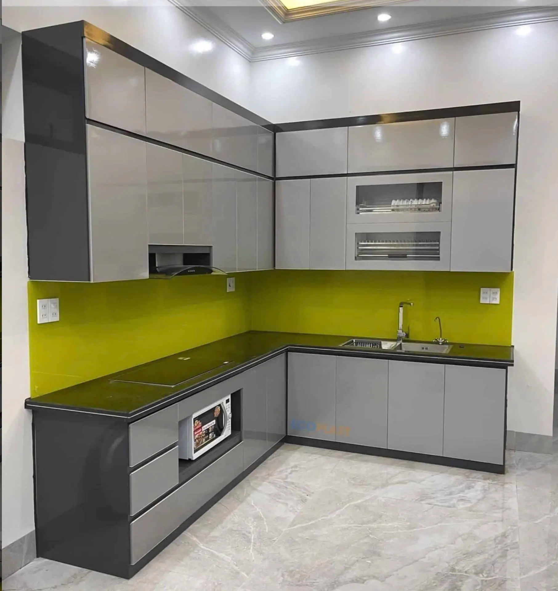 Tủ Bếp Nhựa Ecoplast Kịch Trần Chữ L – Hiện Đại, Sang Trọng, Chống Nước